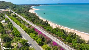 “醉”美风景线 航拍夏日时节海南环岛旅游公路