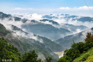 浙江永康：大寒山脉云遮雾绕 群山青翠