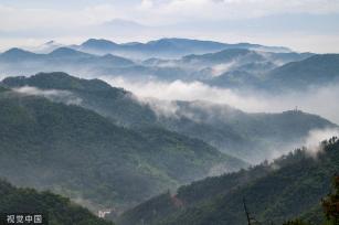 浙江永康：大寒山脉云遮雾绕 群山青翠