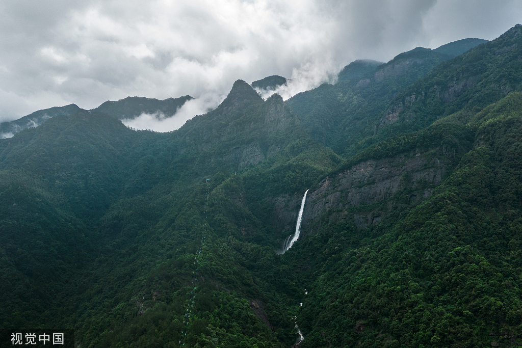 江西九江：庐山瀑布再现“飞流直下三千尺”景观