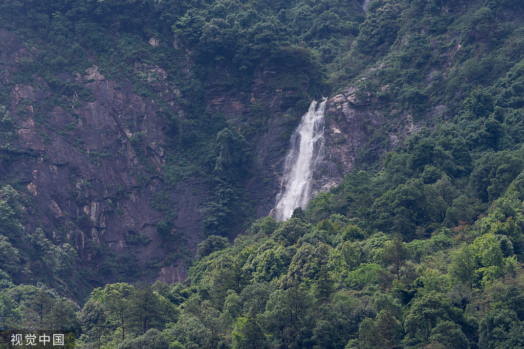 江西九江：庐山瀑布再现“飞流直下三千尺”景观