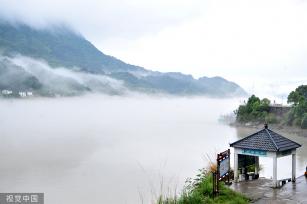 湖北宜昌：云雾缭绕西陵峡