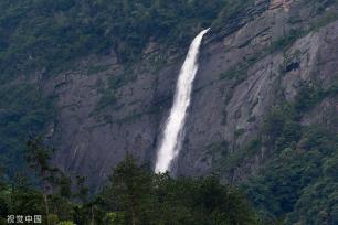 江西九江：庐山瀑布再现“飞流直下三千尺”景观