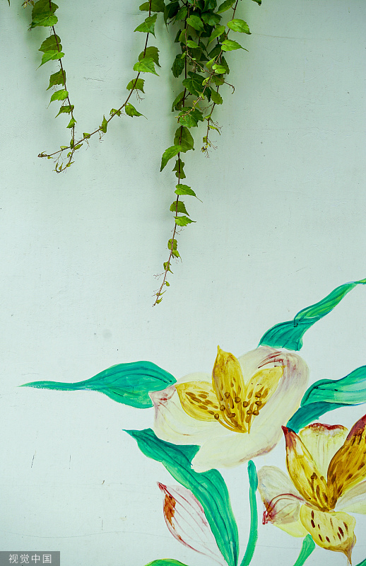 “手绘+绿植” 夏日创意景观画亮相成都街头