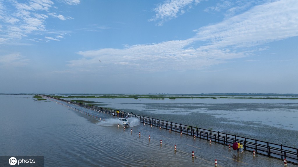 受强降雨影响 江西永修再现最美水上公路景观