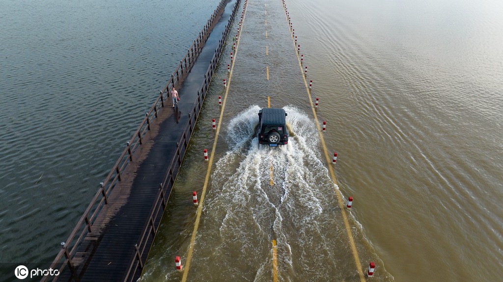 受强降雨影响 江西永修再现最美水上公路景观