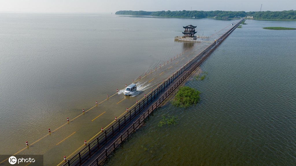 受强降雨影响 江西永修再现最美水上公路景观