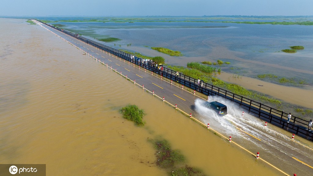 受强降雨影响 江西永修再现最美水上公路景观