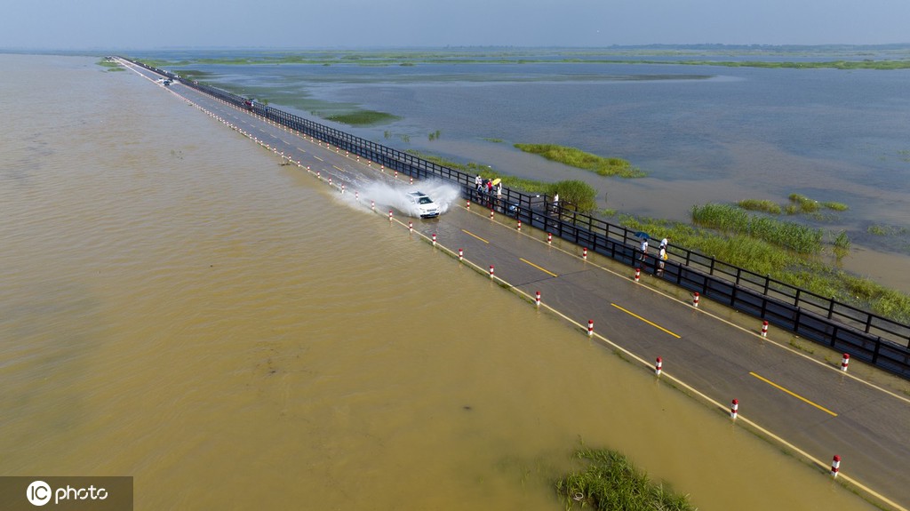 受强降雨影响 江西永修再现最美水上公路景观