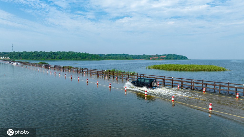 受强降雨影响 江西永修再现最美水上公路景观