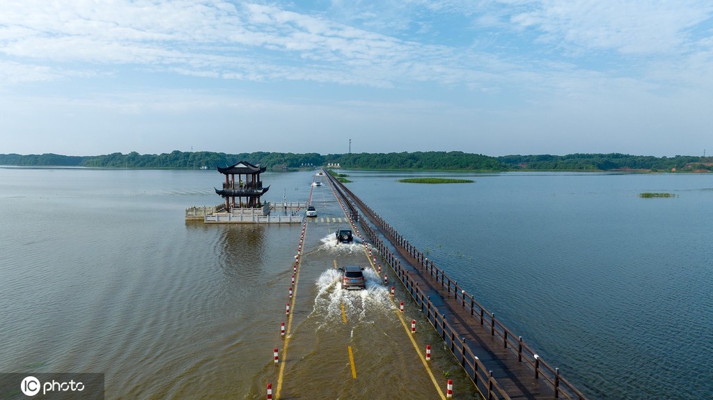 受强降雨影响 江西永修再现最美水上公路景观