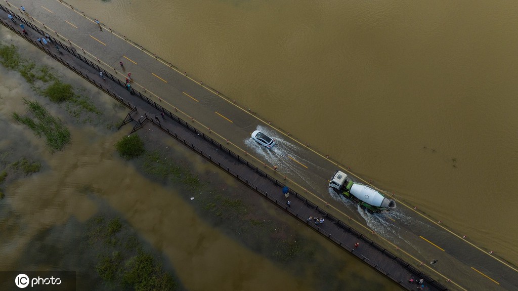 受强降雨影响 江西永修再现最美水上公路景观