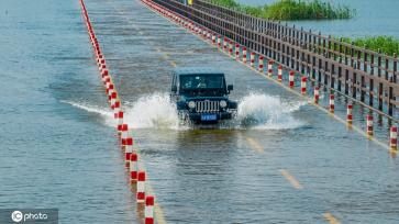 受强降雨影响 江西永修再现最美水上公路景观