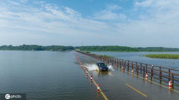 受强降雨影响 江西永修再现最美水上公路景观