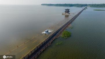 受强降雨影响 江西永修再现最美水上公路景观