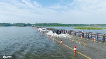受强降雨影响 江西永修再现最美水上公路景观