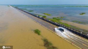 受强降雨影响 江西永修再现最美水上公路景观