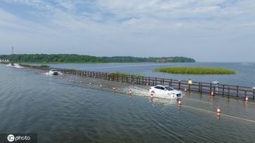 受强降雨影响 江西永修再现最美水上公路景观