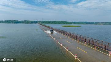 受强降雨影响 江西永修再现最美水上公路景观