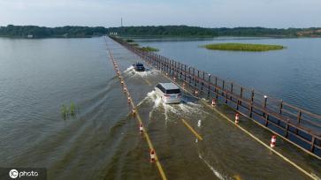 受强降雨影响 江西永修再现最美水上公路景观