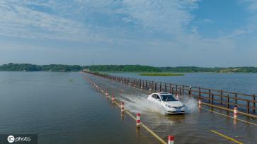 受强降雨影响 江西永修再现最美水上公路景观