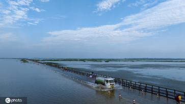 受强降雨影响 江西永修再现最美水上公路景观