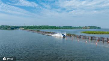 受强降雨影响 江西永修再现最美水上公路景观