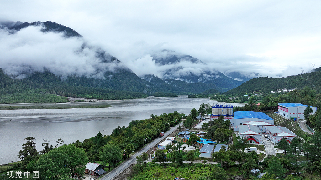 西藏林芝：古乡湖云雾缭绕似仙境