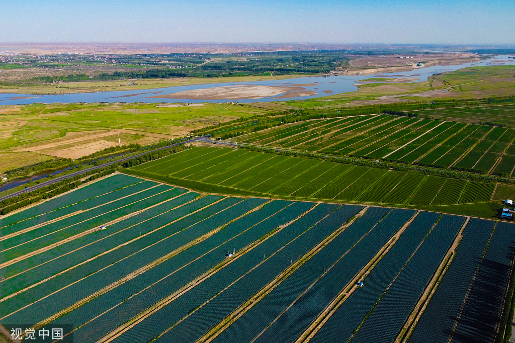 银川：塞上江南农田绿意盎然 黄河蜿蜒而行