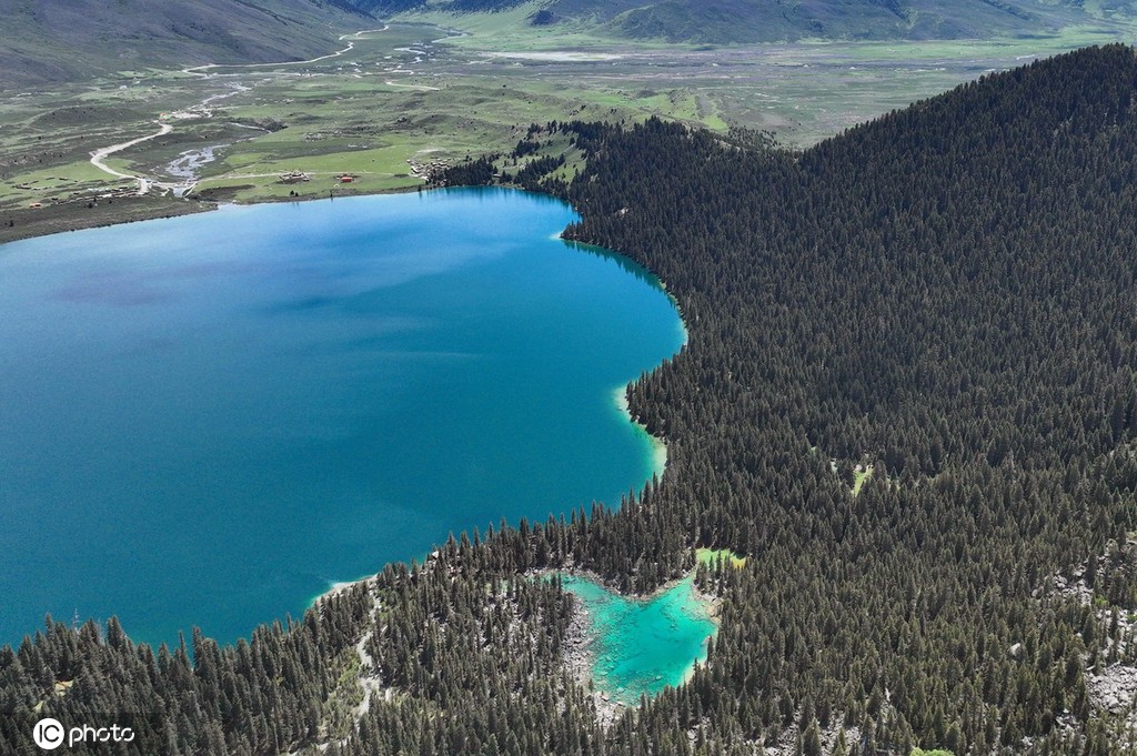 航拍甘孜“康巴第一圣湖”措普湖 风光壮美