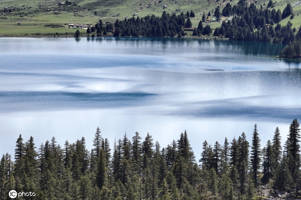 航拍甘孜“康巴第一圣湖”措普湖 风光壮美