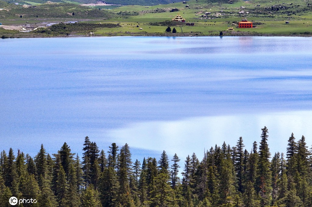 航拍甘孜“康巴第一圣湖”措普湖 风光壮美