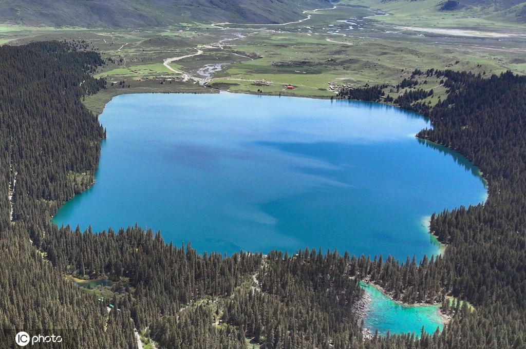 航拍甘孜“康巴第一圣湖”措普湖 风光壮美