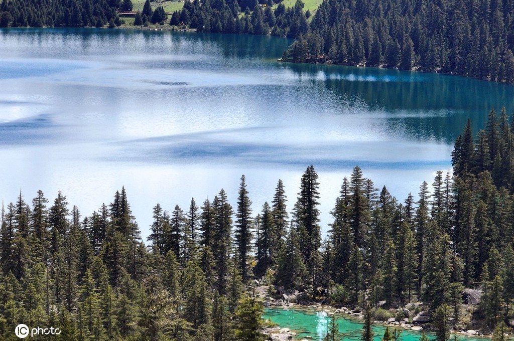 航拍甘孜“康巴第一圣湖”措普湖 风光壮美