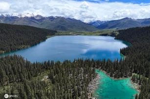 航拍甘孜“康巴第一圣湖”措普湖 风光壮美