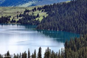 航拍甘孜“康巴第一圣湖”措普湖 风光壮美