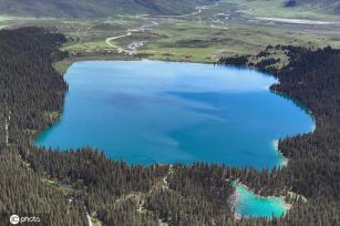 航拍甘孜“康巴第一圣湖”措普湖 风光壮美