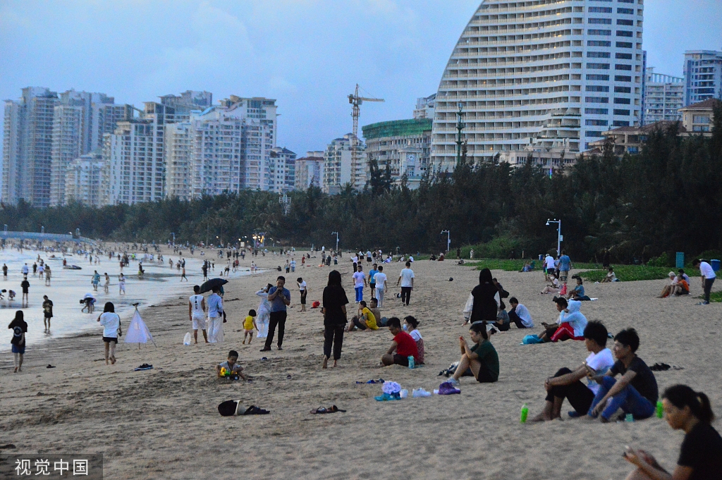 海南三亚：游客观赏海上落日 沐浴海风清凉