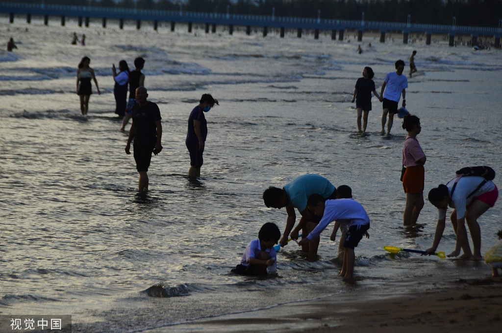 海南三亚：游客观赏海上落日 沐浴海风清凉