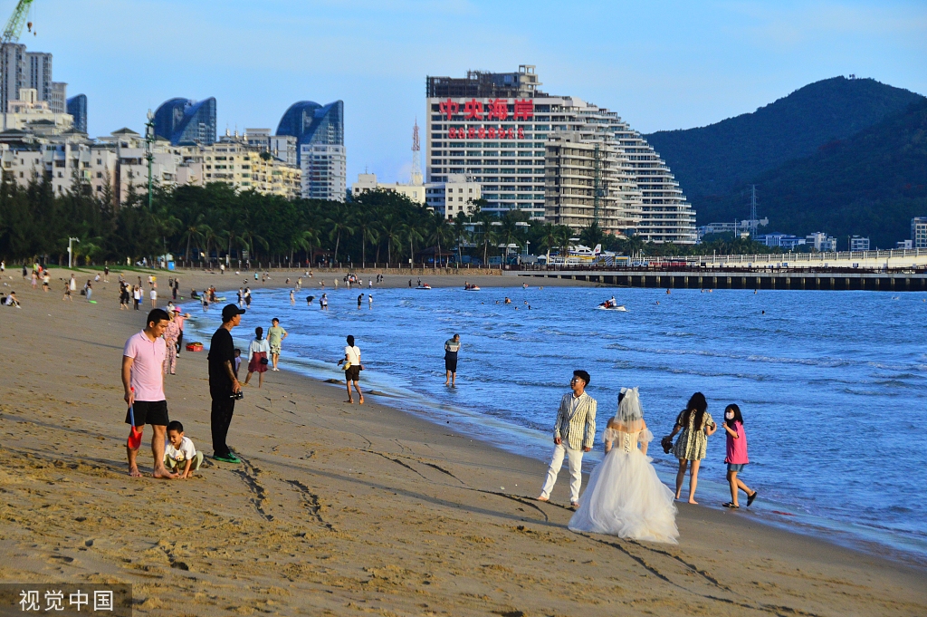 海南三亚：游客观赏海上落日 沐浴海风清凉