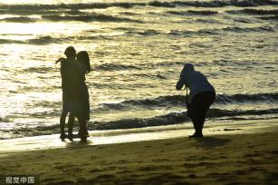 海南三亚：游客观赏海上落日 沐浴海风清凉