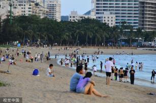 海南三亚：游客观赏海上落日 沐浴海风清凉