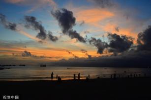 海南三亚：游客观赏海上落日 沐浴海风清凉