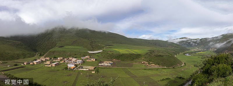 四川阿坝：夏日云雾拂山岭