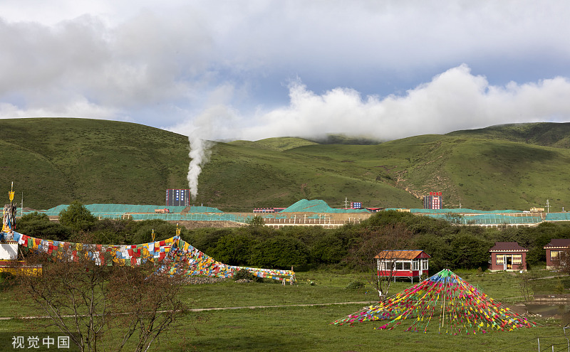 四川阿坝：夏日云雾拂山岭