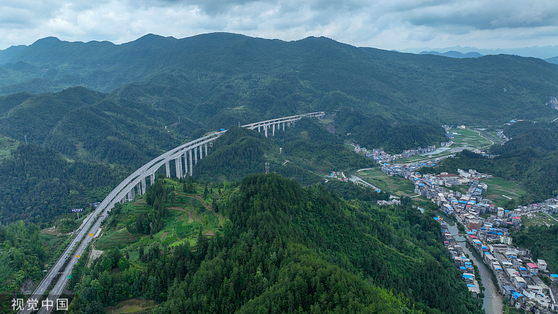重庆酉阳：水泥厂换新颜 秀美村寨绿意浓