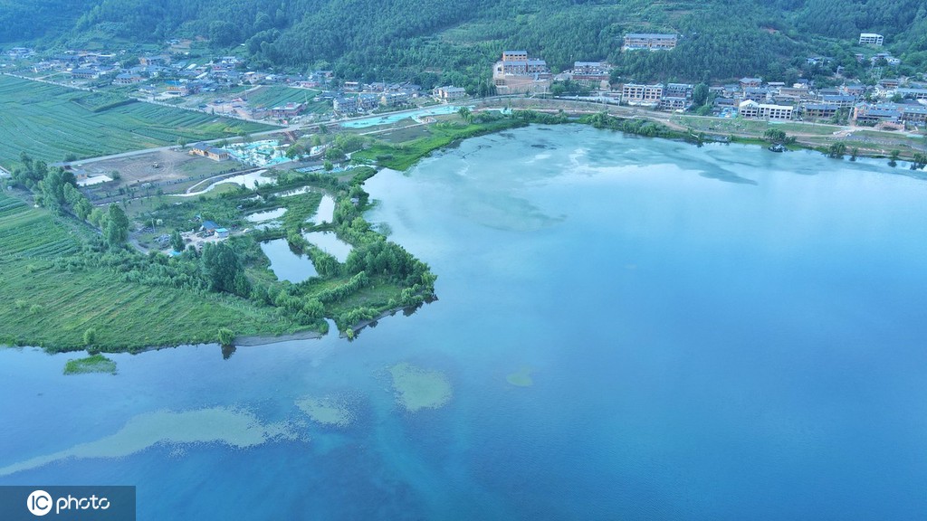 云南丽江泸沽湖清晨微光风景如画