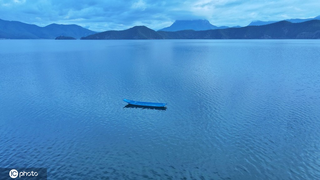 云南丽江泸沽湖清晨微光风景如画