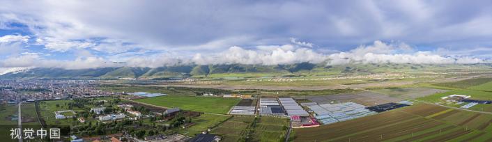 四川阿坝：夏日云雾拂山岭