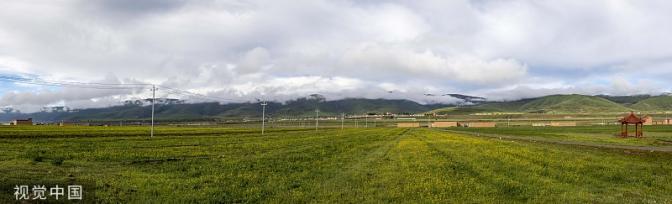 四川阿坝：夏日云雾拂山岭